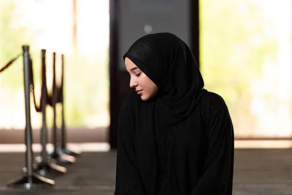 Mulher Muçulmana Bonita Vestido Hijab Mesquita Orando — Fotografia de Stock