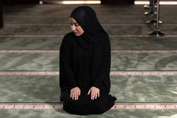 穿着头巾的漂亮的穆斯林妇女坐在清真寺里祈祷 — 图库照片