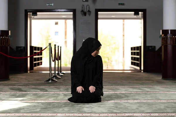 Muszlim Aki Viseli Iszlám Hosszú Hidzsáb Khimar Imádkozott Csinál Dua — Stock Fotó