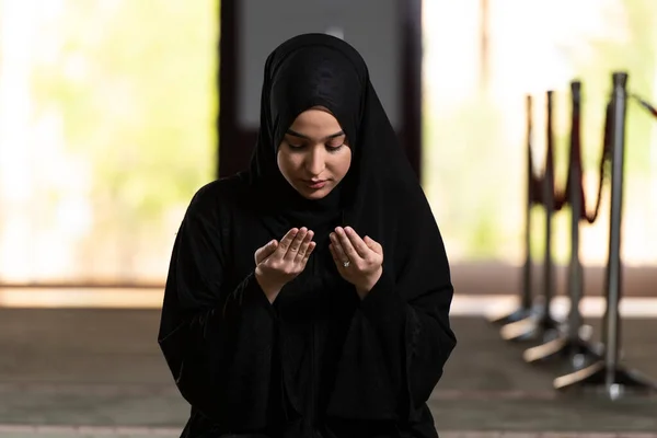 Humilde Mulher Muçulmana Segurando Mãos Para Cima Orando Paz — Fotografia de Stock