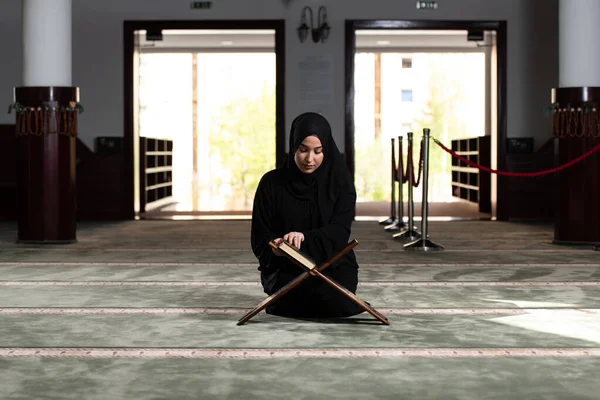 Başörtülü Güzel Müslüman Kadın Camide Oturuyor Kuran Namaz Kılıyor — Stok fotoğraf