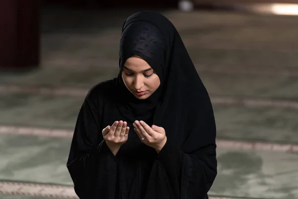 Umildonna Musulmana Che Tiene Mani Alto Prega Pace — Foto Stock