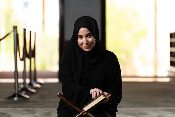 Vacker Muselman Kvinna Hijab Dress Sitter Moské Och Ber Med — Stockfoto
