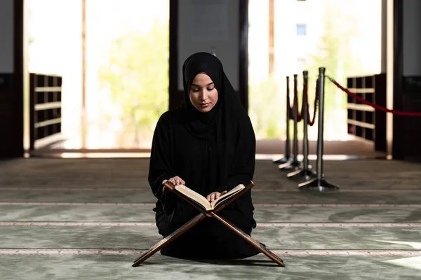 Krásná Muslimská Žena Hidžábu Šaty Sedí Mešitě Modlí Koránem — Stock fotografie