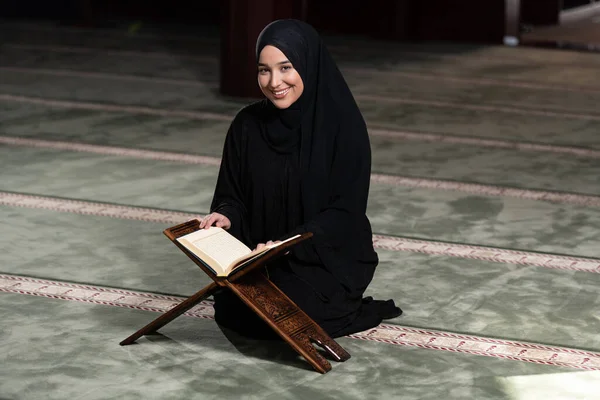 Krásná Muslimská Žena Hidžábu Šaty Sedí Mešitě Modlí Koránem — Stock fotografie