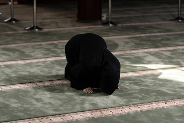 Piękna Muzułmanka Hidżabskiej Sukience Meczecie Modlitwie — Zdjęcie stockowe