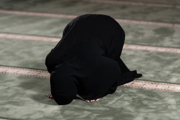 イスラム教の長いヒジャーブを身に着けているイスラム教徒の女性ヒマールはイスラム教の儀式のためにモスクで祈りとドゥアをしていました — ストック写真
