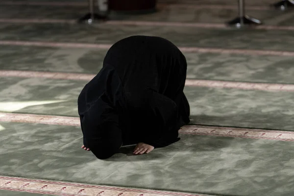 ベージュ ヒジャーブのムスリム女性と伝統衣装 アッラーを礼拝する — ストック写真
