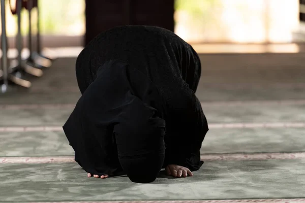 Όμορφη Μουσουλμάνα Χιτζάμπ Φόρεμα Στο Τζαμί Και Προσευχή — Φωτογραφία Αρχείου