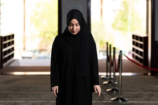 Vacker Muselman Kvinna Hijab Klänning Moské Och — Stockfoto