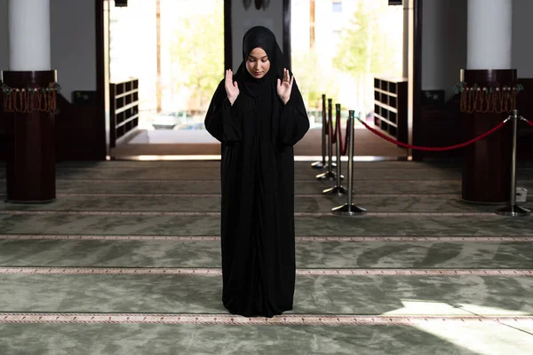Donna Musulmana Che Indossa Lungo Hijab Islamico Khimar Stava Pregando — Foto Stock