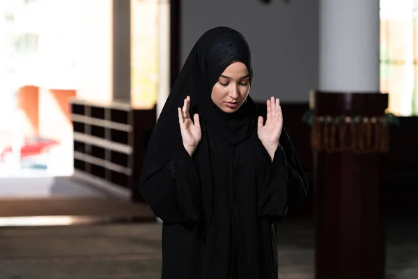 在清真寺里穿Hijab衣服祈祷的美丽的穆斯林妇女 — 图库照片