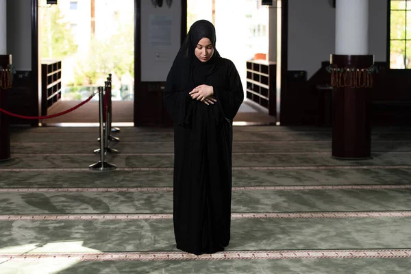Mulher Muçulmana Hijab Bege Roupas Tradicionais Orando Por Alá — Fotografia de Stock