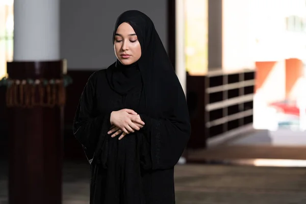 Beige Hijab的穆斯林妇女和为真主祈祷的传统服饰 — 图库照片