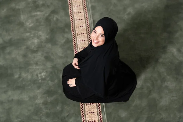 Donna Musulmana Che Indossa Lungo Hijab Islamico Khimar Stava Pregando — Foto Stock