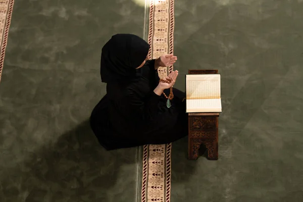 Humble Muslim Woman Holding Hands Praying Peace — Stock Photo, Image