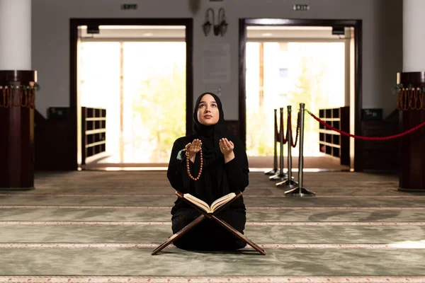 모슬렘 여자는 평화롭게 — 스톡 사진