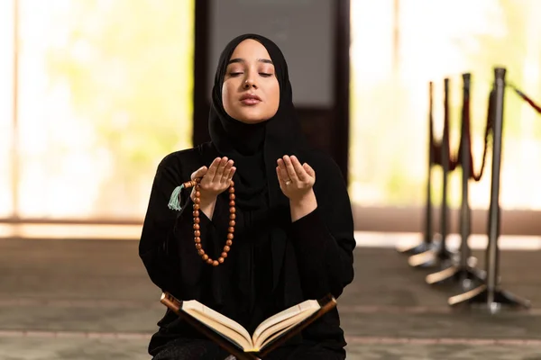 Pokorna Muzułmanka Trzymająca Ręce Górze Modląca Się Pokoju — Zdjęcie stockowe