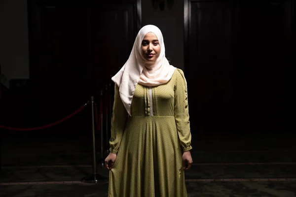 Mulher Muçulmana Que Está Vestindo Islâmico Hijab Longo Khimar Estava — Fotografia de Stock