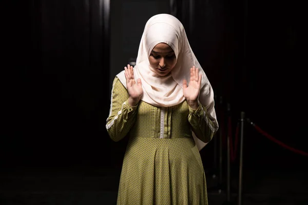Mooie Moslimvrouw Hidjabjurk Moskee Bidden — Stockfoto