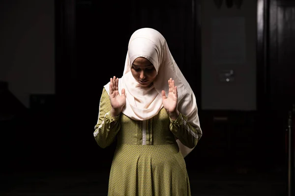 在清真寺举行的伊斯兰宗教仪式上 身穿伊斯兰长袍的穆斯林妇女正在祈祷和做Dua — 图库照片