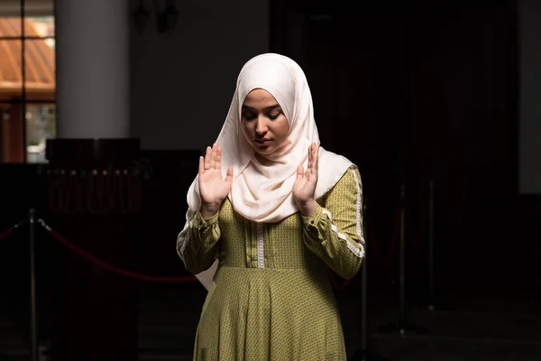 Mulher Muçulmana Bonita Vestido Hijab Mesquita Orando — Fotografia de Stock