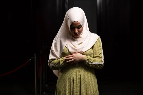 Muselman Kvinna Som Klädd Islamisk Lång Hijab Khimar Ber Och — Stockfoto