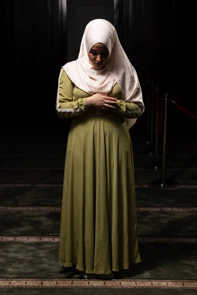 Hermosa Mujer Musulmana Hijab Vestido Mezquita Orando —  Fotos de Stock
