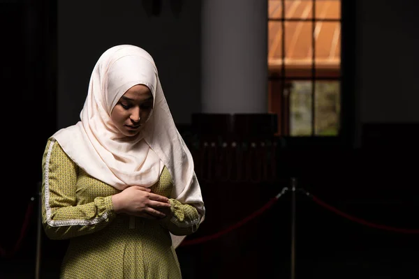 Muslim Woman Who Wearing Islamic Long Hijab Khimar Praying Doing — Stock Photo, Image