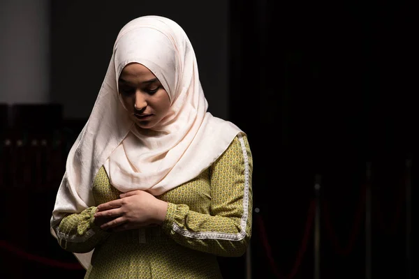 Başörtülü Güzel Müslüman Kadın Camide Giyiniyor Dua Ediyor — Stok fotoğraf