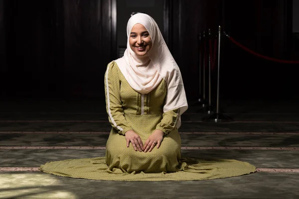 Camide Oturmuş Dua Eden Tesettürlü Güzel Müslüman Kadın — Stok fotoğraf
