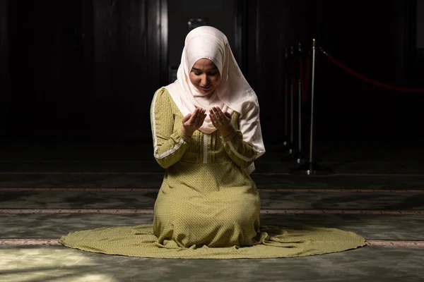 Muzułmanka Beżowym Hidżabie Tradycyjne Ubrania Modlące Się Allaha — Zdjęcie stockowe