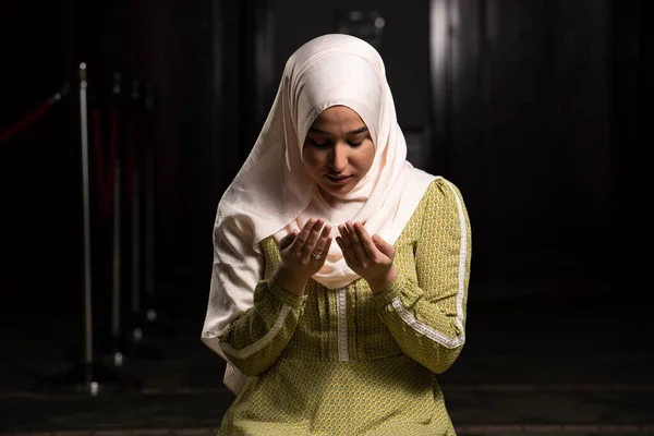 Nederige Moslimvrouw Die Handen Omhoog Houdt Vrede Bidt — Stockfoto