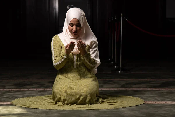 Скромная Мусульманка Держит Руки Молится Миром — стоковое фото