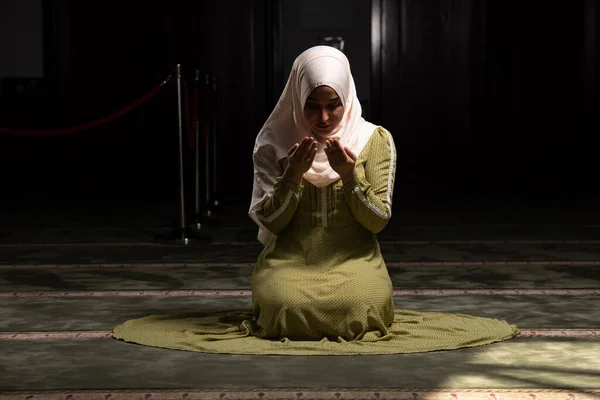 Humble Muslim Woman Holding Hands Praying Peace — Stok Foto