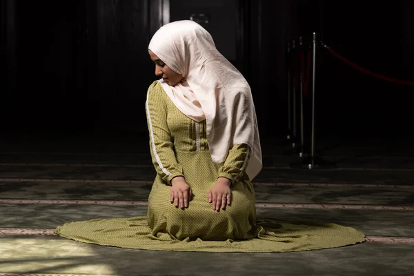 穿着头巾的漂亮的穆斯林妇女坐在清真寺里祈祷 — 图库照片