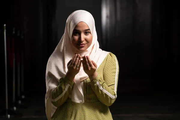 Nederige Moslimvrouw Die Handen Omhoog Houdt Vrede Bidt — Stockfoto