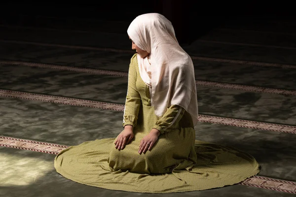 Красивая Мусульманка Хиджабе Сидит Мечети Молится — стоковое фото