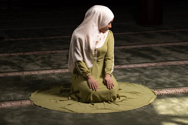 Muselman Kvinna Som Klädd Islamisk Lång Hijab Khimar Ber Och — Stockfoto
