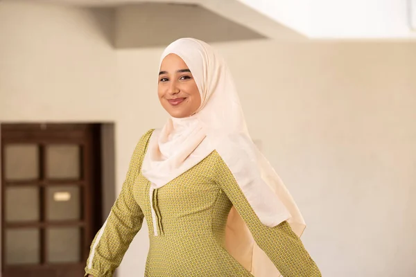 Retrato Una Hermosa Mujer Musulmana Hijab Vestido Mezquita Orando —  Fotos de Stock