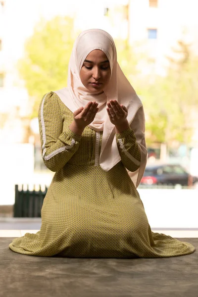 Humilde Mujer Musulmana Sosteniendo Las Manos Orando Paz —  Fotos de Stock