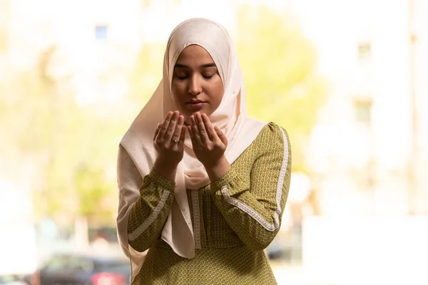 Humilde Mulher Muçulmana Segurando Mãos Para Cima Orando Paz — Fotografia de Stock