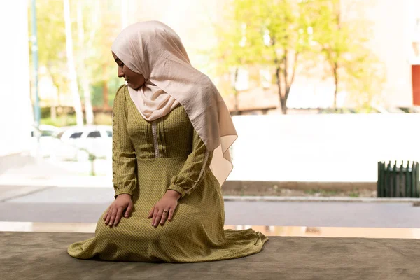Mujer Musulmana Que Lleva Islámico Hijab Khimar Largo Estaba Orando — Foto de Stock