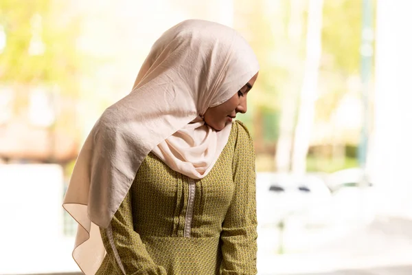 Mulher Muçulmana Hijab Bege Roupas Tradicionais Orando Por Alá — Fotografia de Stock