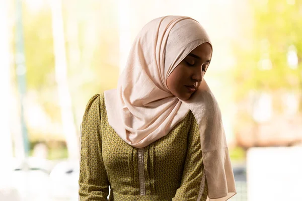 Donna Musulmana Hijab Beige Abbigliamento Tradizionale Pregare Allah — Foto Stock
