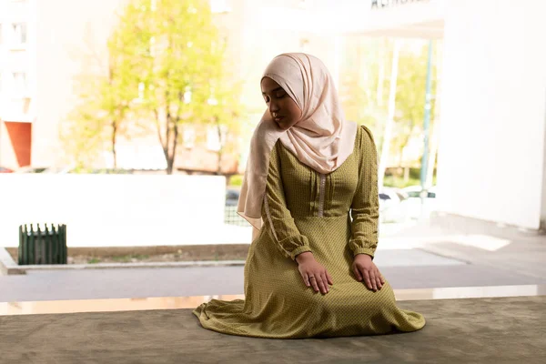 Hermosa Mujer Musulmana Vestido Hijab Sentada Mezquita Rezando — Foto de Stock