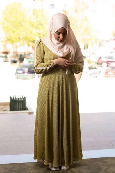 Moslimvrouw Die Islamitische Lange Hidjab Draagt Khimar Bad Deed Dua — Stockfoto