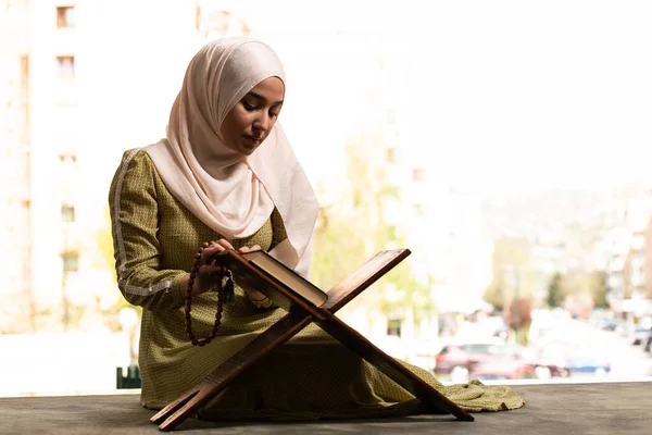 Mooie Moslimvrouw Hidjabjurk Zittend Moskee Biddend Met Koran — Stockfoto