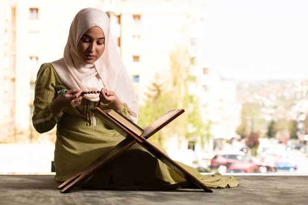 Hermosa Mujer Musulmana Con Vestido Hijab Sentada Mezquita Rezando Con — Foto de Stock