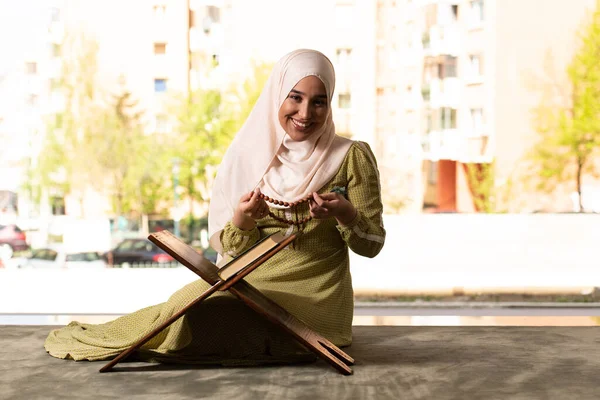 Hermosa Mujer Musulmana Con Vestido Hijab Sentada Mezquita Rezando Con —  Fotos de Stock